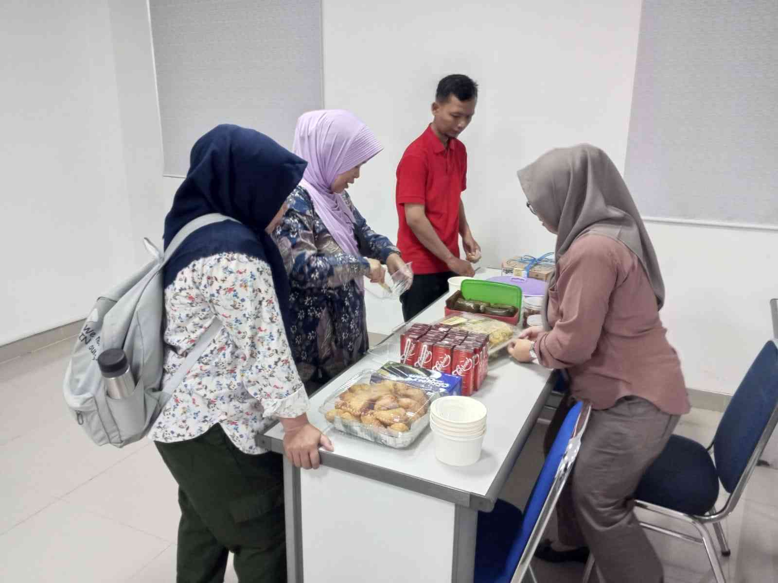 Mahasiswa S2 UNIP mempersiapkan menu berbuka puasa di ruang kelas (dok. pribadi)