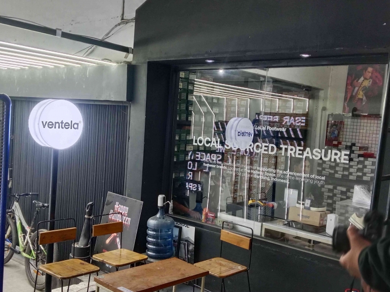Pengunjung toko Ventela di kecamatan kota