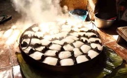 Apem pandegkang disajikan dengan gula cair sehingga rasanya asam, manis, dan mengenyangkan (sumber gambar: Assaadah Documentation) 