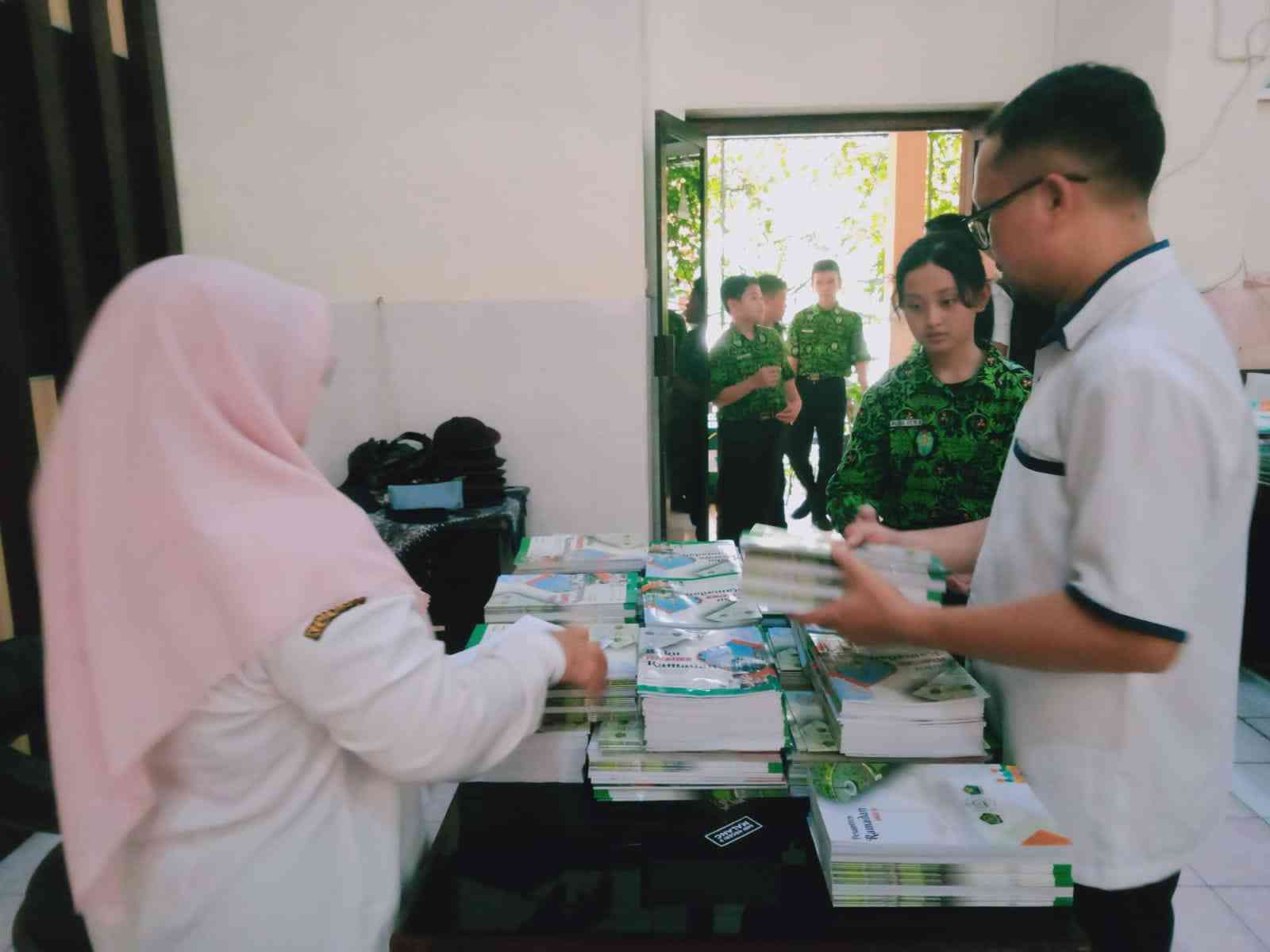 Distribusi buku Pesantren Ramadhan, dokumentasi pribadi 