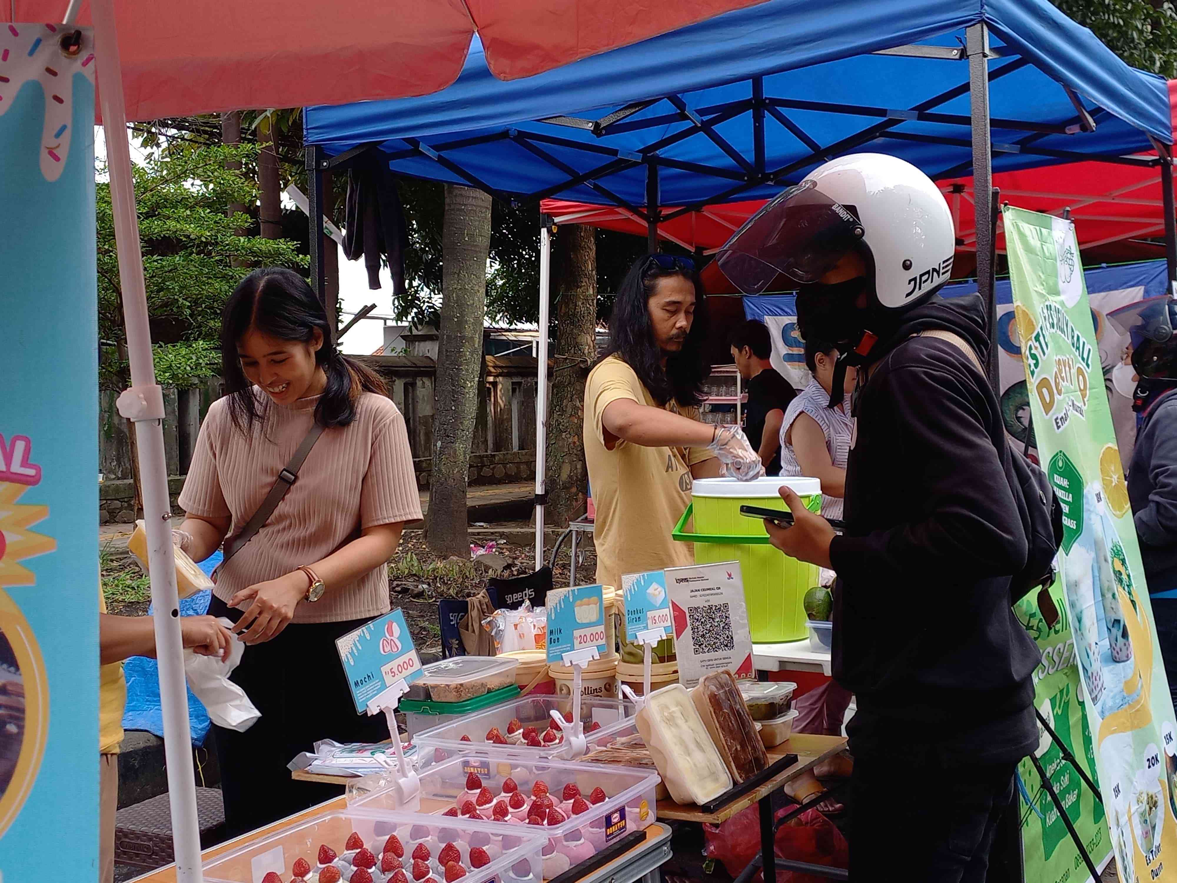 Penjual di stand 