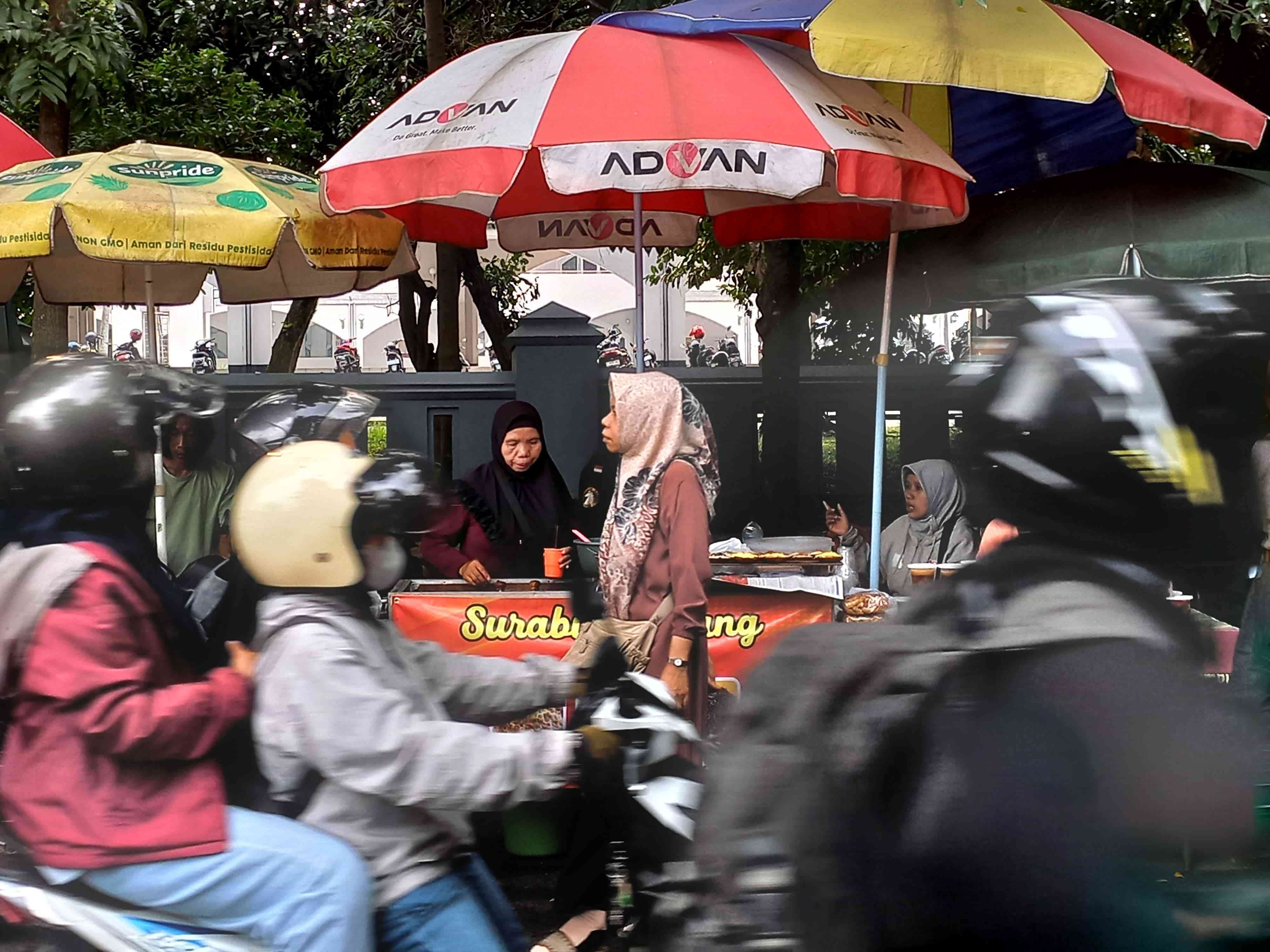 Pejalan kaki dan pengendara memadati kawasan PUSDAI. (Foto: Dokumentasi pribadi)