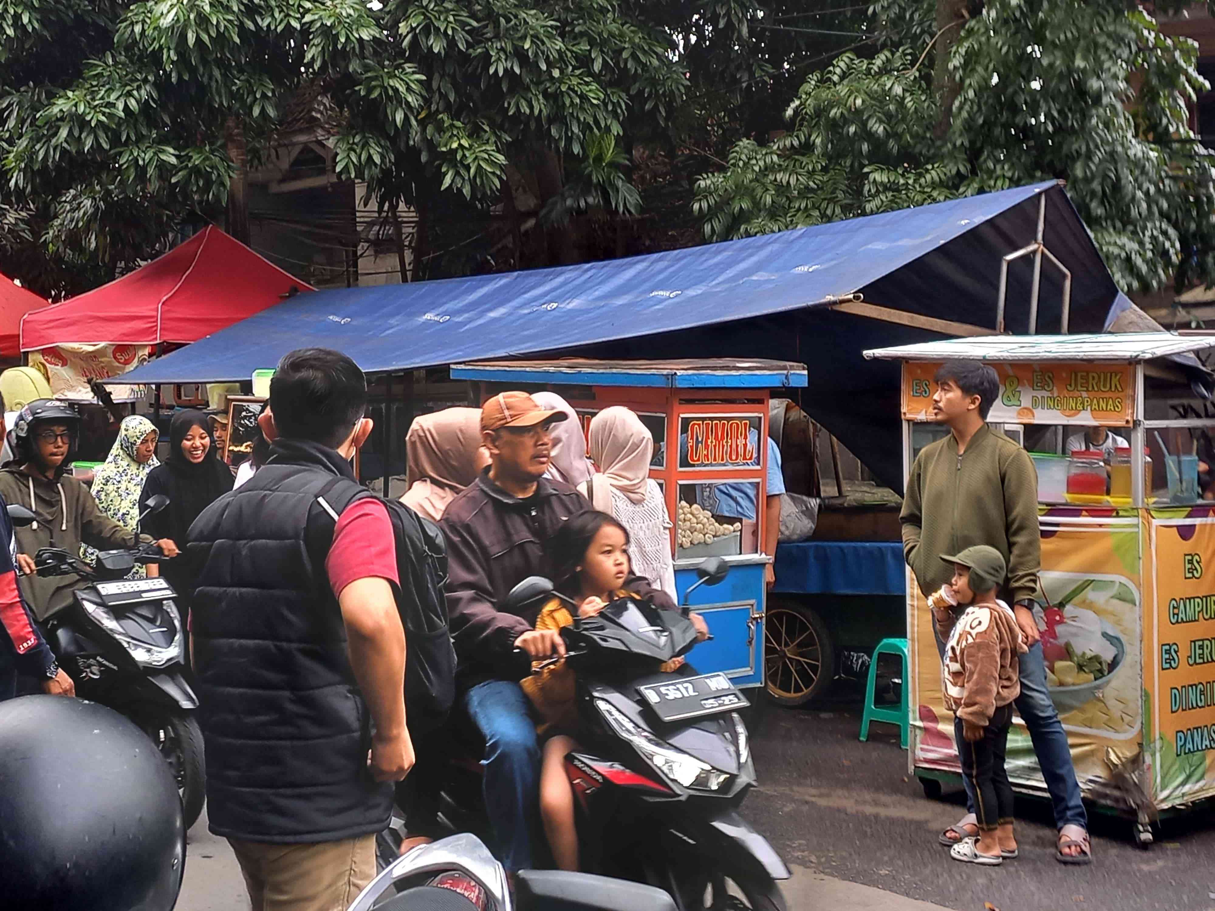 Pejalan kaki dan pengendara memadati kawasan PUSDAI. (Foto: Dokumentasi pribadi)