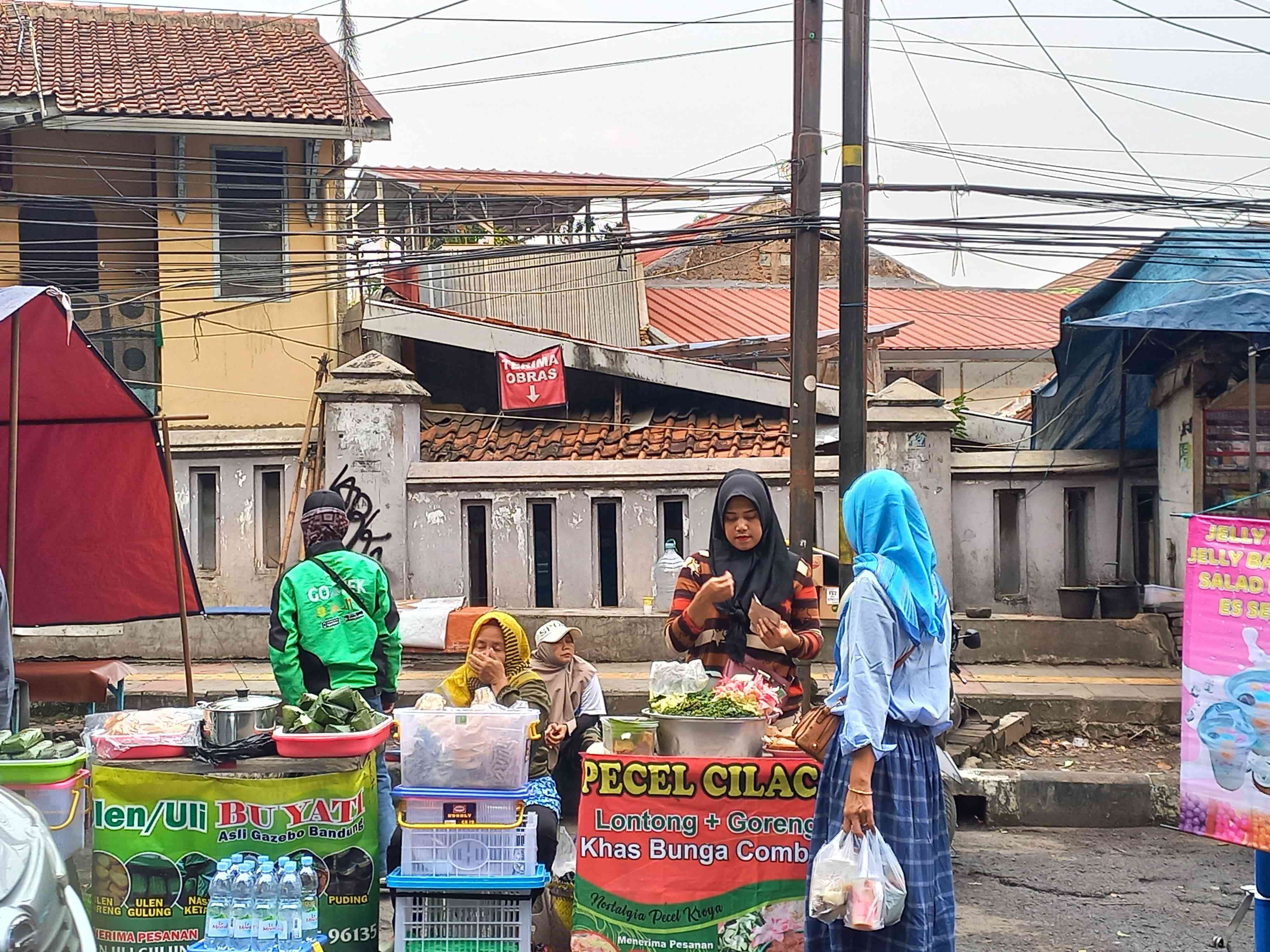 Pedagang ulen, puding, dan pecel di kawasan PUSDAI. (Foto: Dokumentasi pribadi)