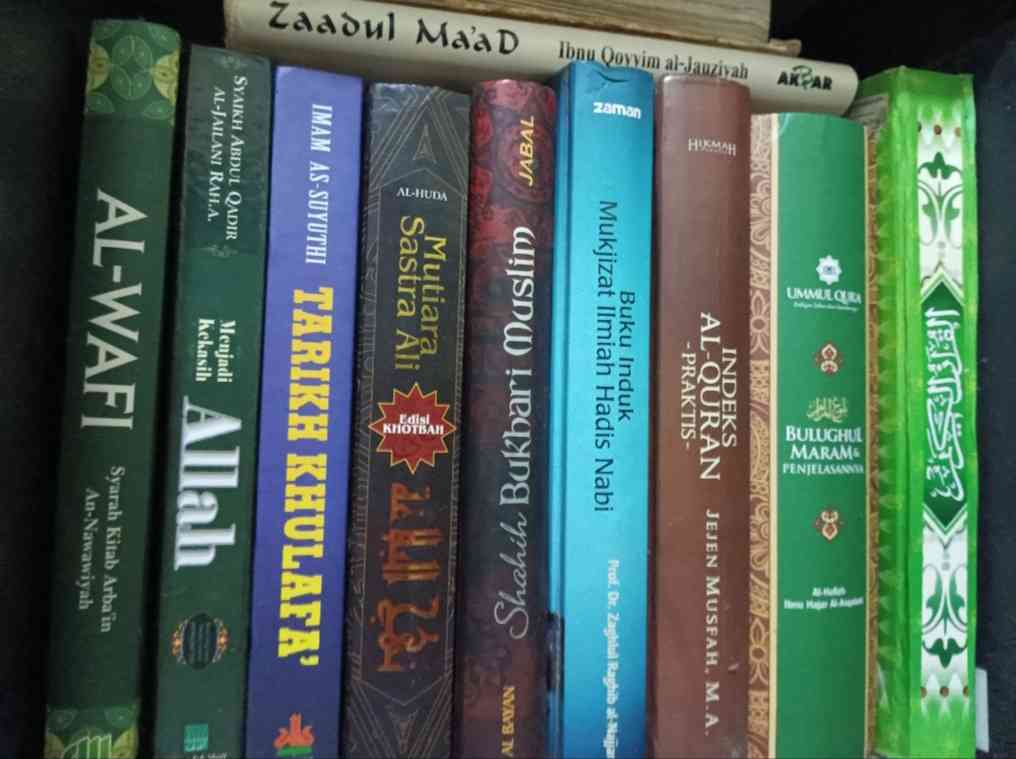 Buku koleksi suami yang kadang saya baca untuk menambah wawasan (dokpri)