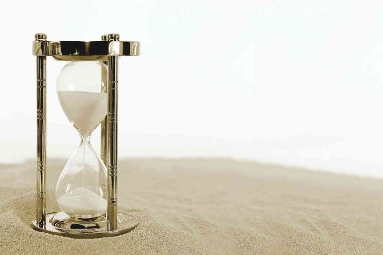 Ilustrasi jam pasir. Sumber gambar: Annette dari Pixabay.