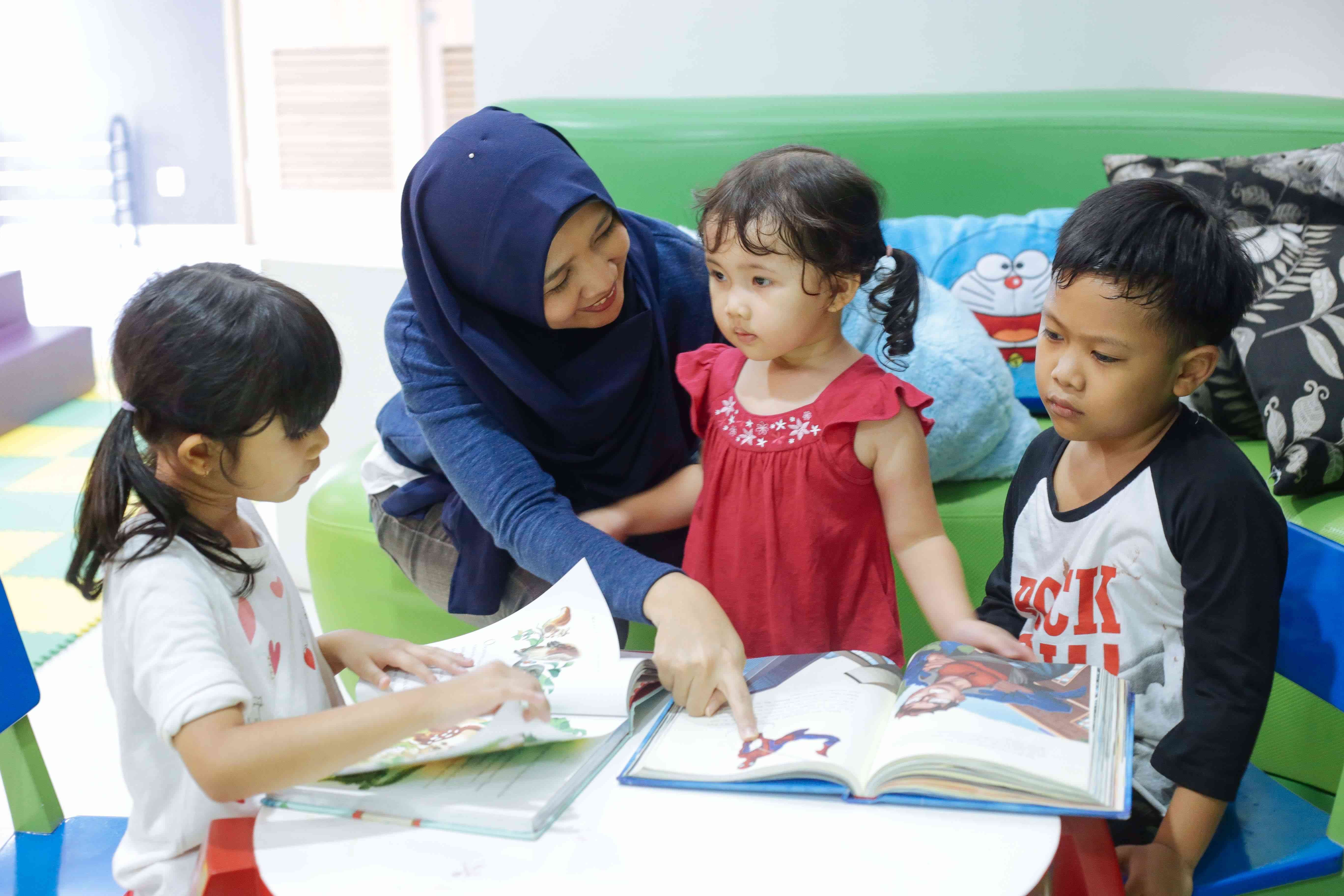 Menemani anak-anak membaca buku sejak dini (dok foto: kaskustoday-official.blogspot.com)