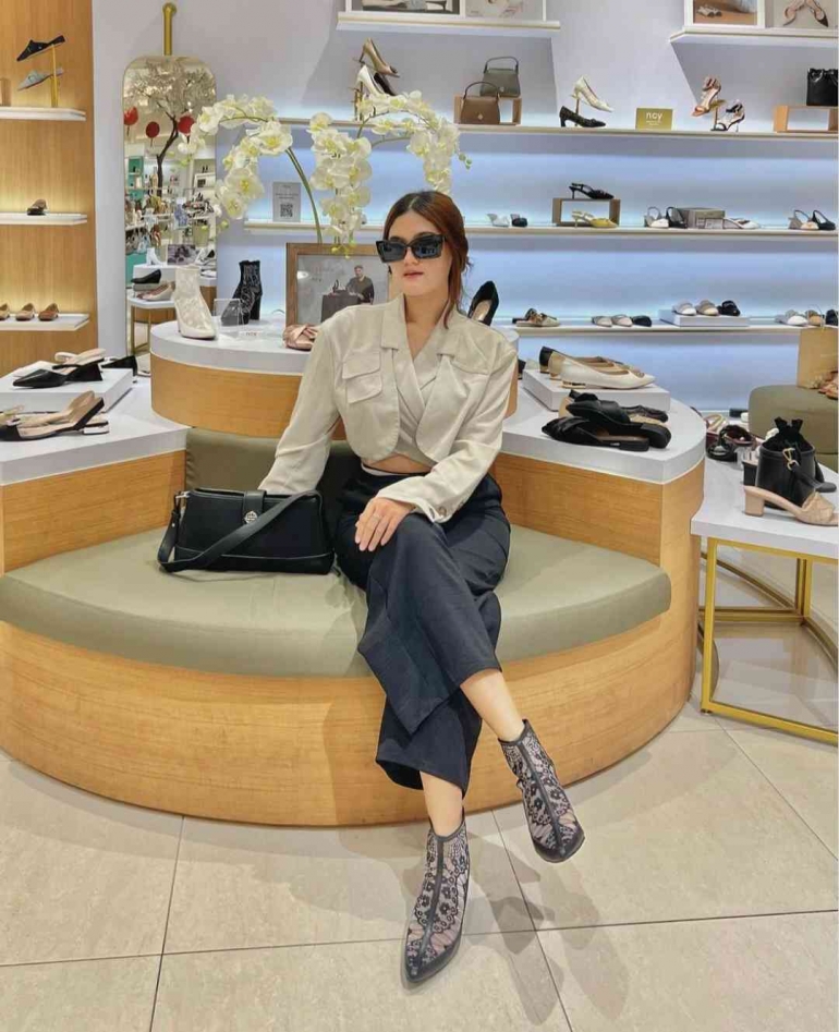 Influencer Ayu Wulandary saat mempromosikan brand sepatu dan tas (sumber: instagram @ayuwwulandary )