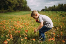 Ilustrasi bocah laki-laki dan bunga untuk ibu sumber gambar westen61