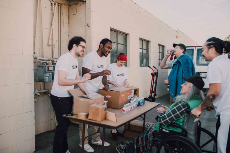 Relawan Memberikan Makanan kepada Tunawisma.  (Pexels.com/RDNE Stock project)