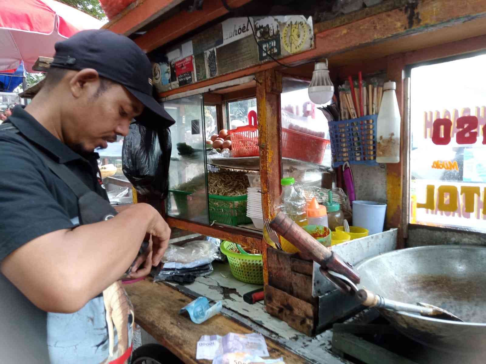 Bohim penjual lumpia basah di Pusdai (Mariyah Rana)