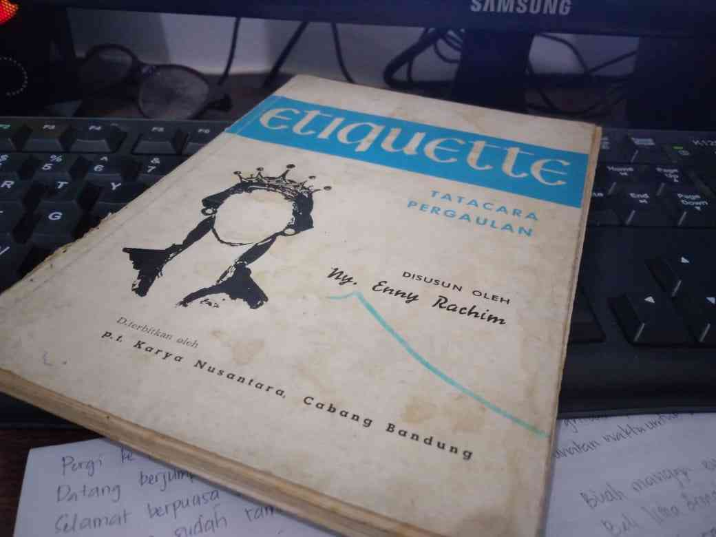 Buku Etiquette karya Ny Enny Rachmin/Foto: Lilian Kiki Triwulan