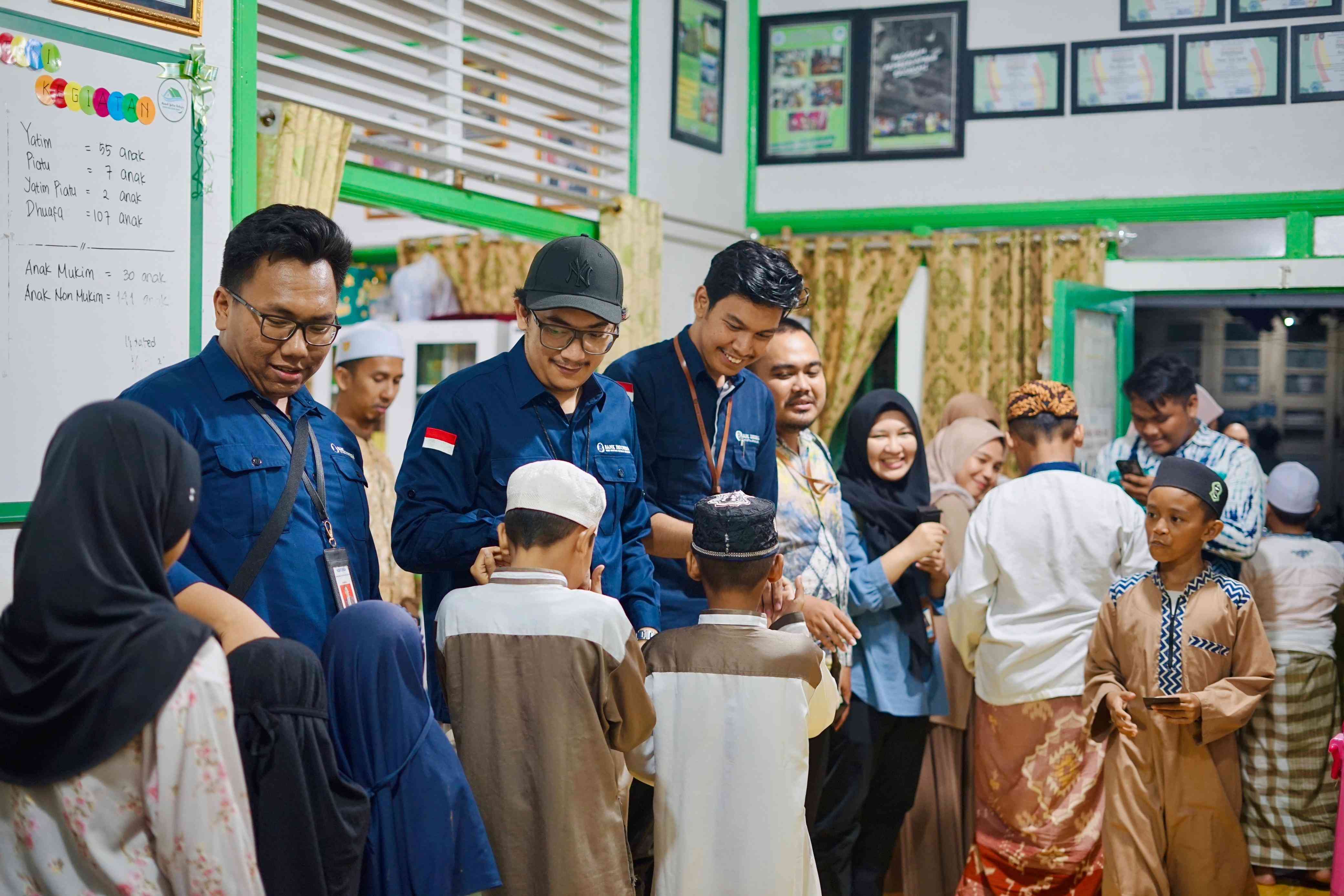 Daripada durian, lebih baik bersedekah memberi makan mereka yang membutuhkan. Sumber: dokumentasi pribadi.