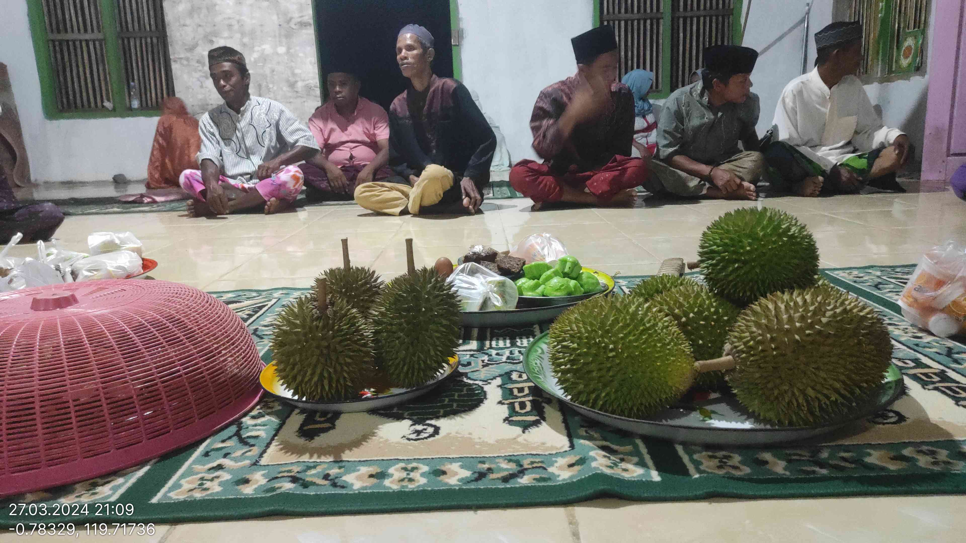 Kebiasaan warga sambutan dengan buah durian (Dok. pribadi)