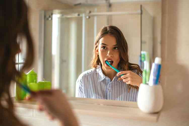 Ilustrasi menyikat gigi untuk menjaga kesehatan gigi. (Sumber: kompas.com)