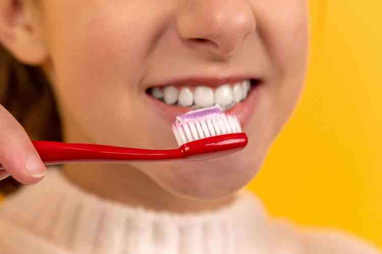 Ilustrasi menyikat gigi. (Sumber: Diana Polekhina via kompas.com)