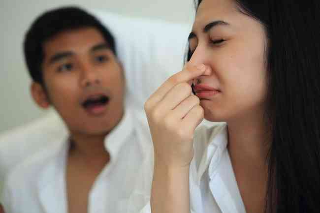 Kurangi bau mulut dengan melakukan tips sehat merawat mulut dan organ di dalamnya (dok foto: alodokter.com)