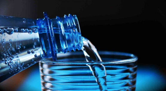 Minum air putih cukup dapat mengurangi risiko bau mulut. Sumber: Pixabay/congerdesign.
