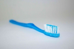 Menyikat gigi menghilangkan sisa makanan penyebab bau mulut. Sumber: Pixabay/jossuetrejo_oficial.
