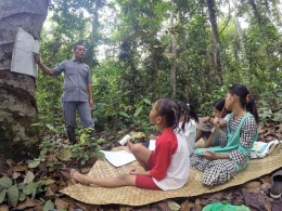 Kegiatan belajar mengajar di wilayah Kelompang, Kabupaten Batanghari, Jambi ( KOMPAS/IRMA TAMBUNAN )