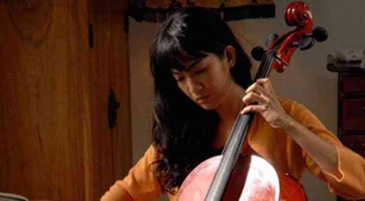 Alisha digambarkan pandai bermain cello(sumber gambar: IMDb) 