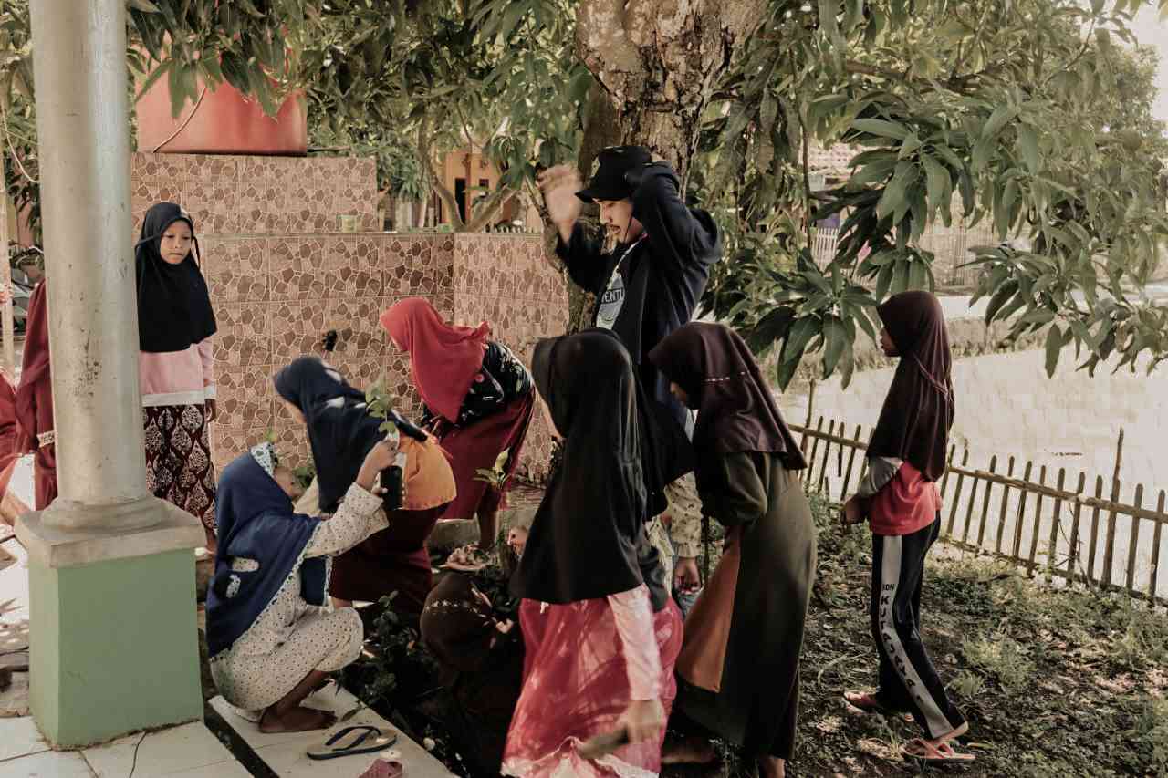 Bareng anak-anak yang jago pantun saat menanam pohon di depan Madrasah Pulo Kaim, dokpri