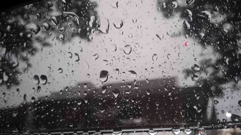 Air hujan di kaca mobil (sumber gambar pribadi)