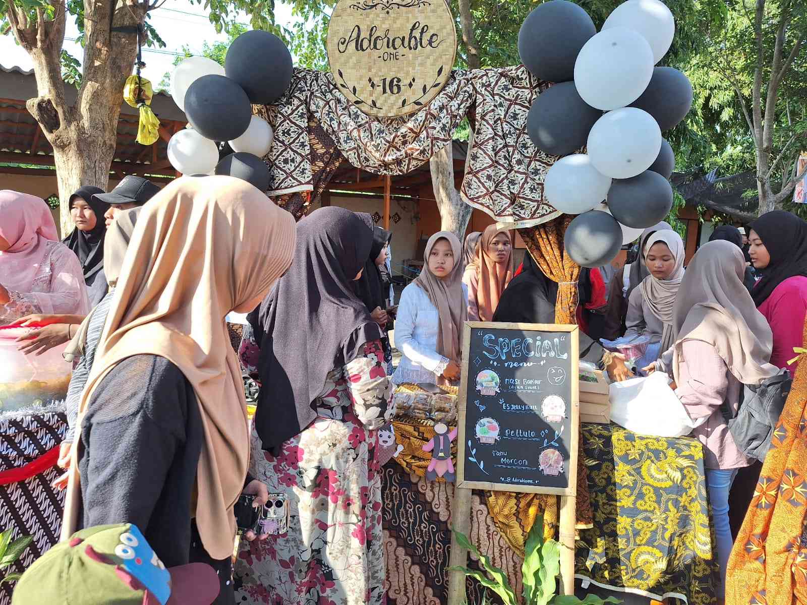 Lapak siswa yang dipenuhi pengunjung dalam festival ramadhan (dok. pribadi)