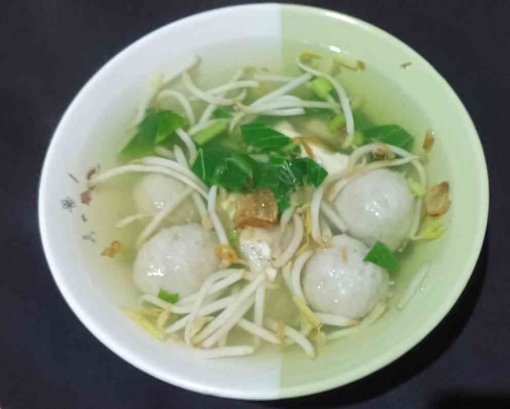 Meracik bakso dari pentol yang dibeli. Saya suka bakso dengan sayuran. Meracik suka-suka gue, hehehe (dokpri)