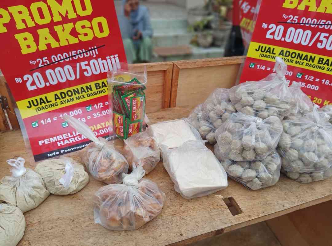 Selain pentol bakso, ada kulit pangsit, adonan bakso, dan bakso tahu goreng (dokpri)