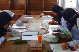 Mahasiswa Kampus Mengajar Universitas Ahmad Dahlan (UAD) revitalisasi perpustakaan dan donasikan buku di SMP Muhammadiyah 3 Kokap (Foto: uad)