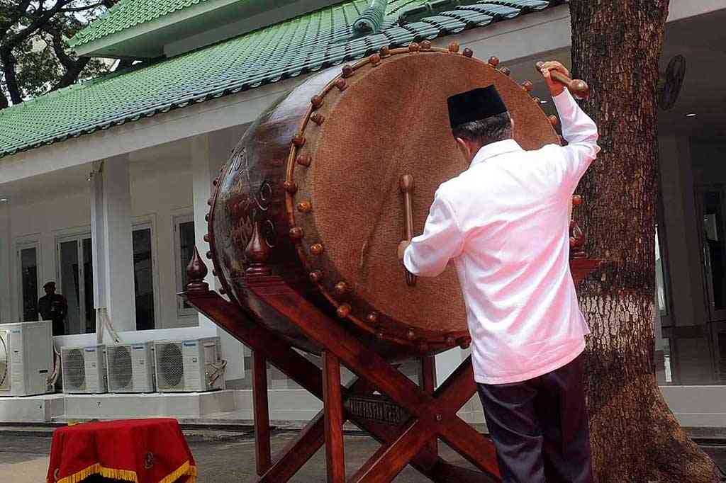 Ilustrasi seseorang sedang memukul bedug saat waktu buka puasa telah tiba - sumber gambar: medcom.id