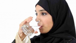 Minum banyak air putih saat sahur dan buka puasa membantu mejaga kesehatan mulut dan nafas (dok foto: topmetro.news)