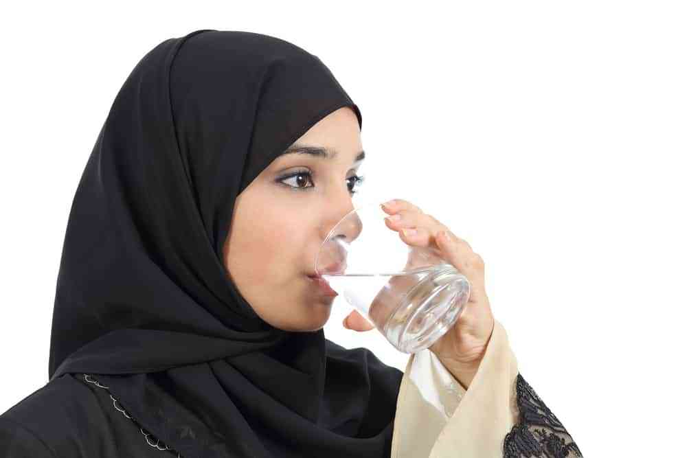 Minum air sangat dianjurkan saat berbuka puasa (hellosehat.com)