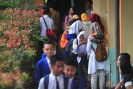 Ilustrasi-- Murid berpamitan kepada gurunya saat pulang dari SMP Negeri 1 Turi, Kecamatan Turi, Sleman, DI Yogyakarta, Senin (24/2/2020). (KOMPAS/FERGANATA INDRA RIATMOKO)