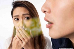 Ilustrasi komunikasi yang tidak nyaman akibat bau mulut (Sumber: idntimes.com)
