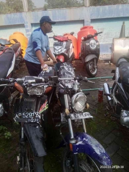 Rupbasan Mojokerto Rawat Sepeda Motor Titipan Kejaksaan dengan Fokus Pada Pencucian (Dok. tim humas)