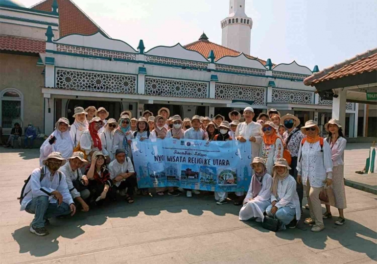 Foto rame-rame di depan Masjid Luar Batang . Foto WKJ
