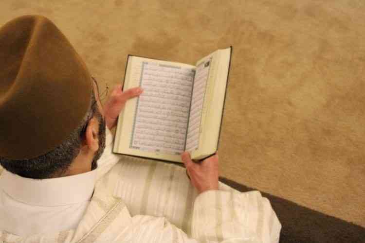 Ilustrasi munculnya kebiasaan membaca Al Qur'an setelah bulan ramadan. Sumber: https://biz.kompas.com