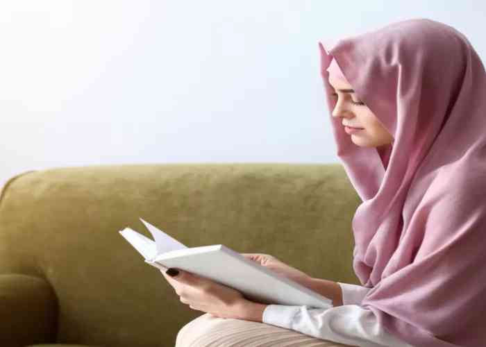 Ilustrasi seorang Ibu sedang membaca (Sumber: pixelshot via genmuslim.id)