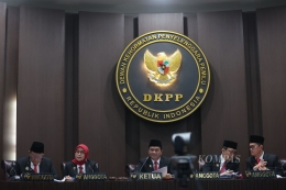 Foto suasana sidang etik dugaan pelanggaran verifikasi faktual partai politik peserta pemilu dengan mengubah data dari tidak memenuhi syarat menjadi memenuhi syarat, di DKPP, Jakarta, Rabu (8/2/2023). (KOMPAS/Hendra A Setyawan)