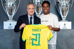 Endrick bersama dengan Florentino Perez. (Sumber: dok situs resmi Real Madrid via vivagoal.com)