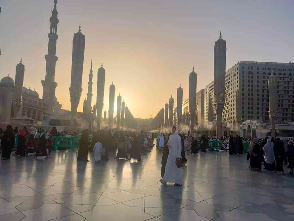 Menjelang magrib, payung2 di halaman Masjid Nabawi sudah tertutup (dok asita)