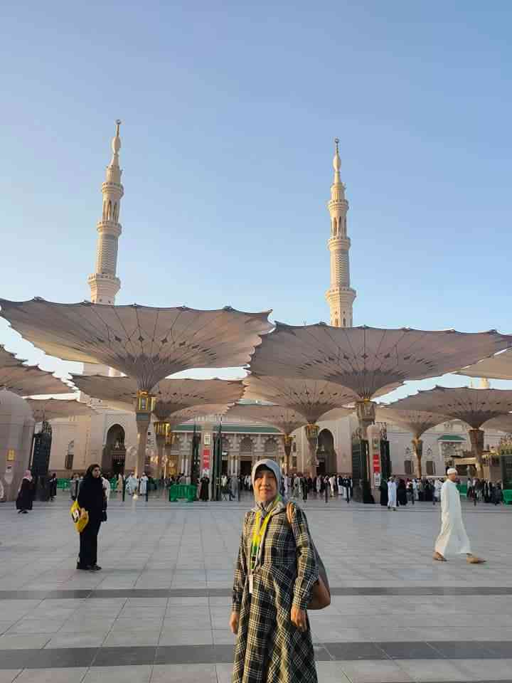 Penulis di depan masjid Nabawi (dok Asita)
