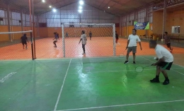 Bermain badminton itu menyenangkan, bukan puasa pun tetap bermain setelah menjalankan kewajiban (dok foto: WA group/Faizal)