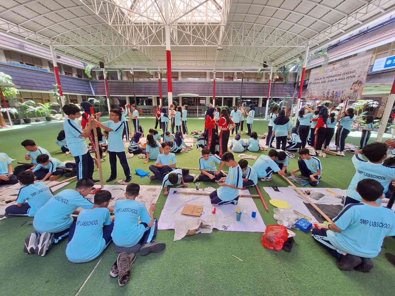 Siswa SMP Labschool Jakarta sedang mengecat tongkat saksi/dokpri