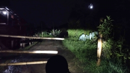 Membuka pagar pembatas ternak di Puangbembe. Sumber: dok. pribadi