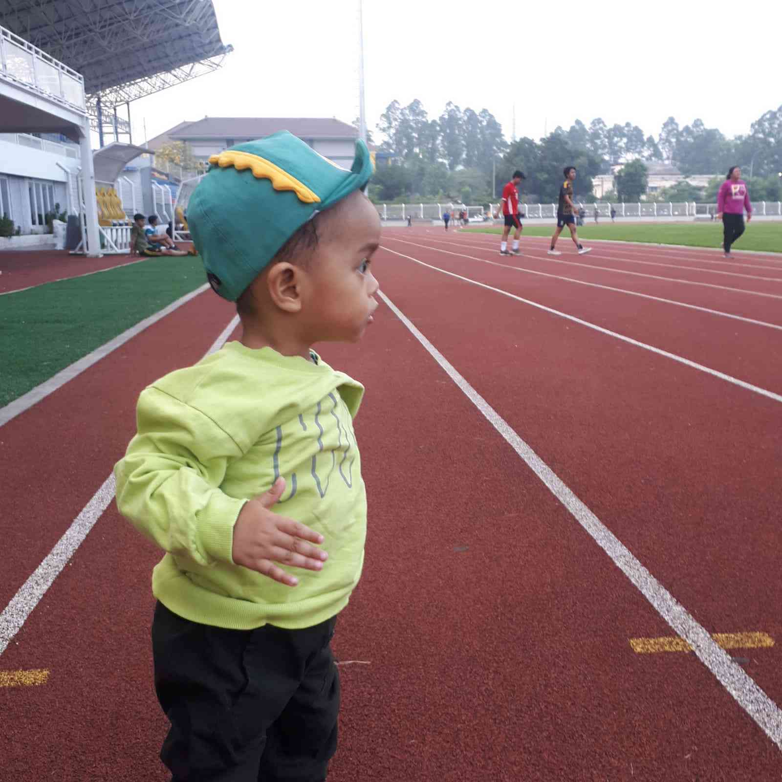 Jalan kaki di Stadion Bola Benteng Tangerang. sumber: dok. pribadi/choirunnisa