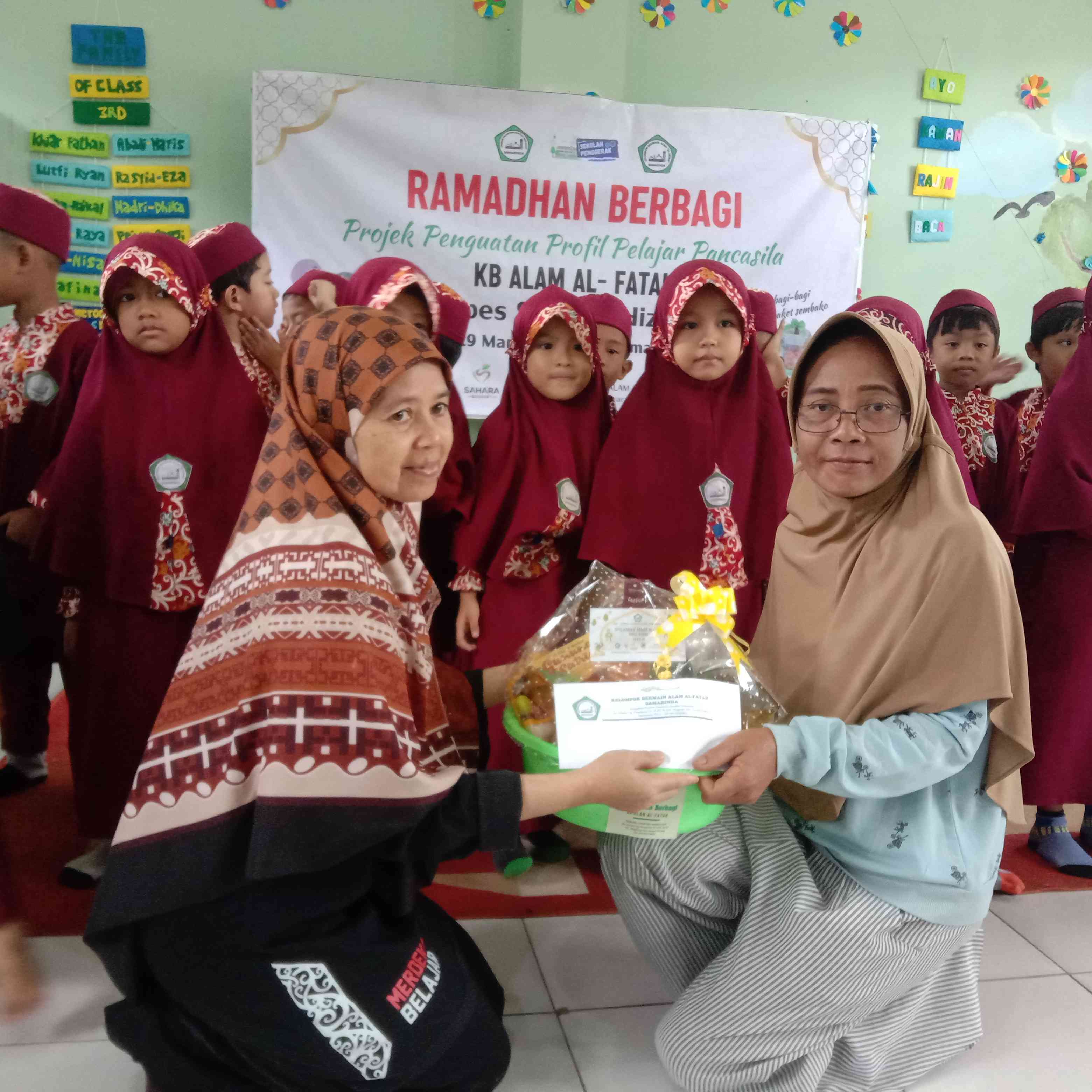 Penerima bingkisan Ramadan berbagi dari kalangan masyarakat | Foto: dokpri