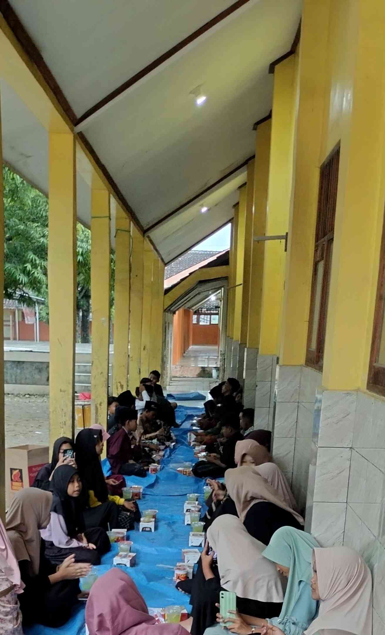 Buka puasa bersama di halaman sekolah (sumber foto: dok. pribadi)